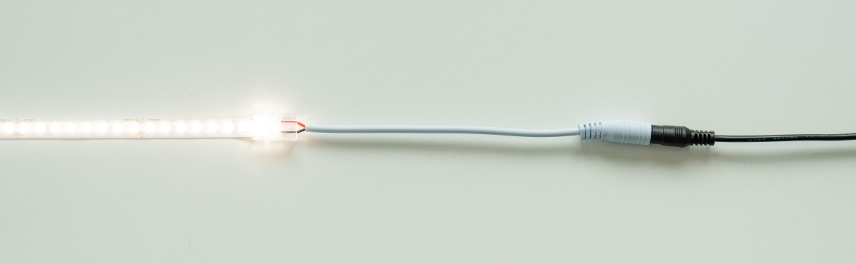 Anschlussdiagramm von LED-Streifen über einen doppelseitigen Stecker mit Buchse