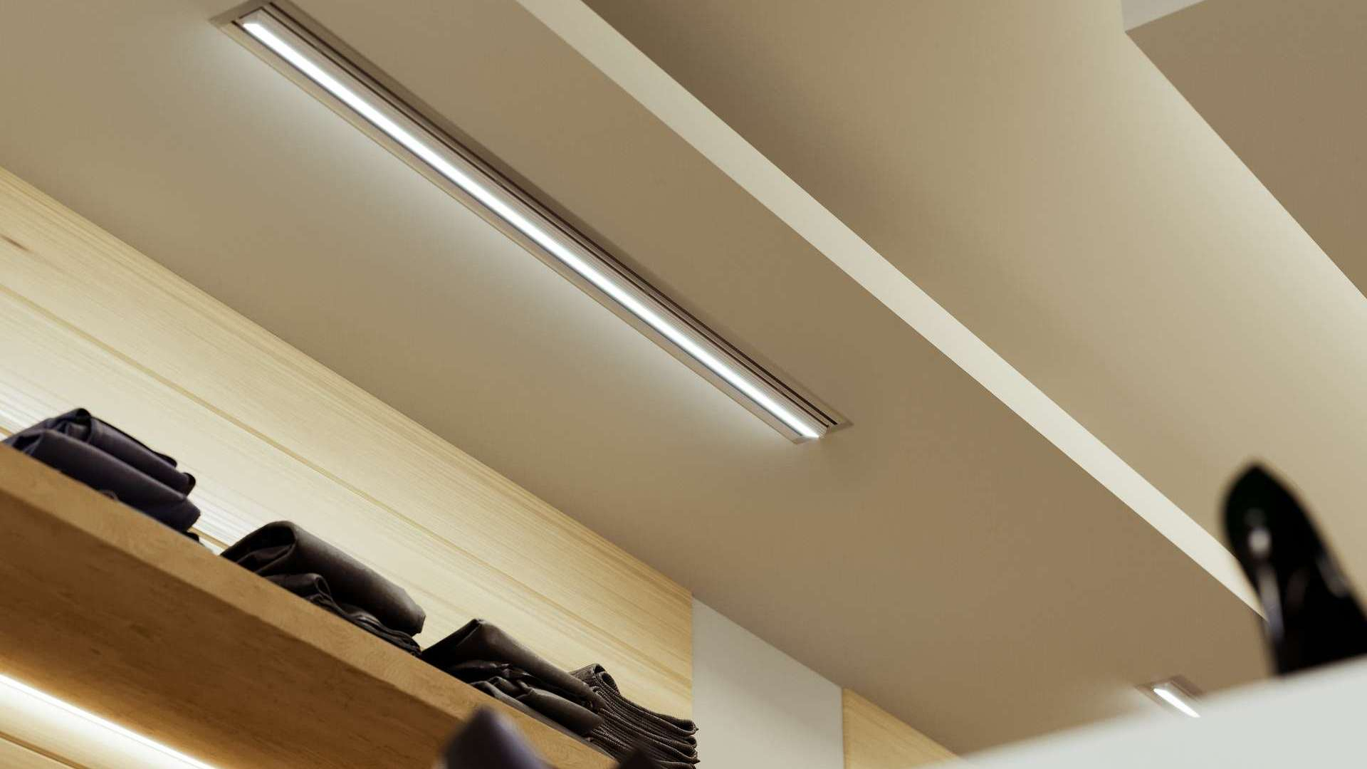 Lumines Profil Typ Talia M4, Schwarz, lackiert 2,02 m