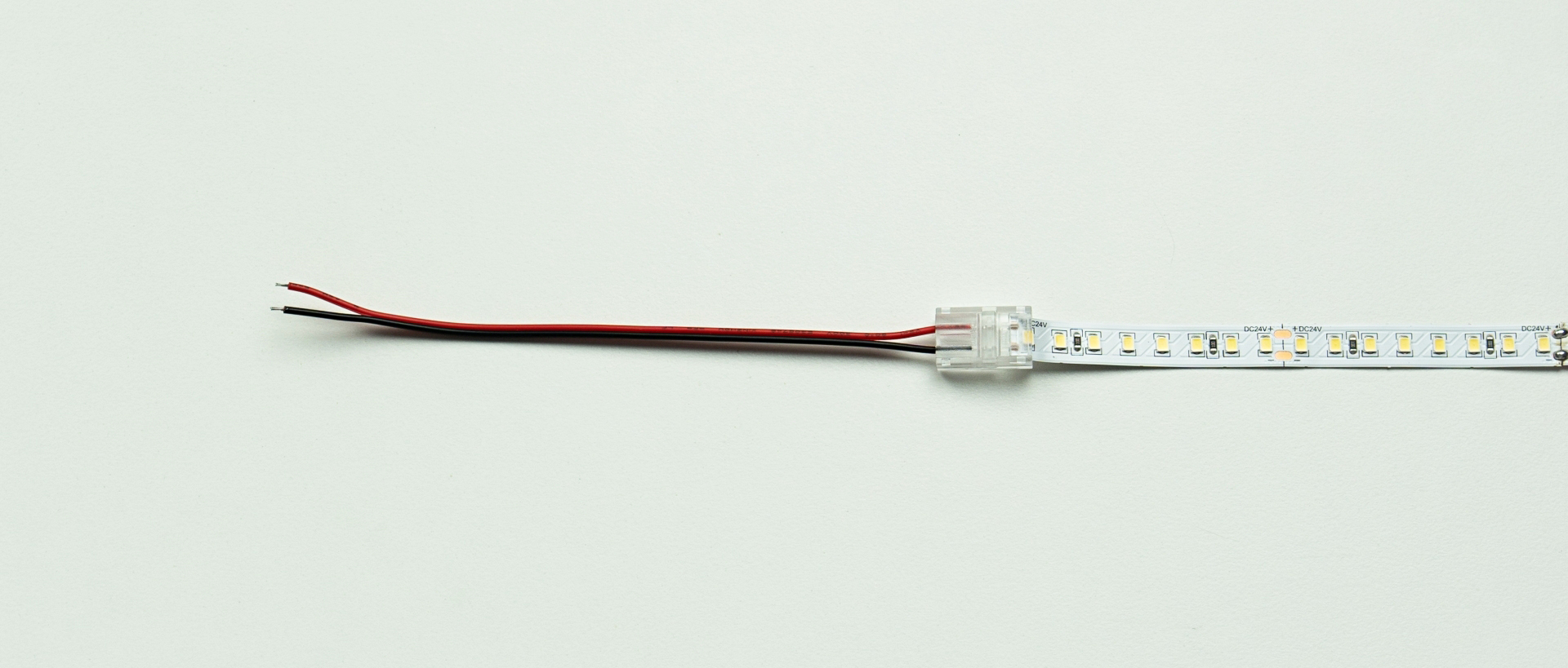 Anschlussdiagramm des LED-Streifens und des Kabels mit einem einseitigen Stecker