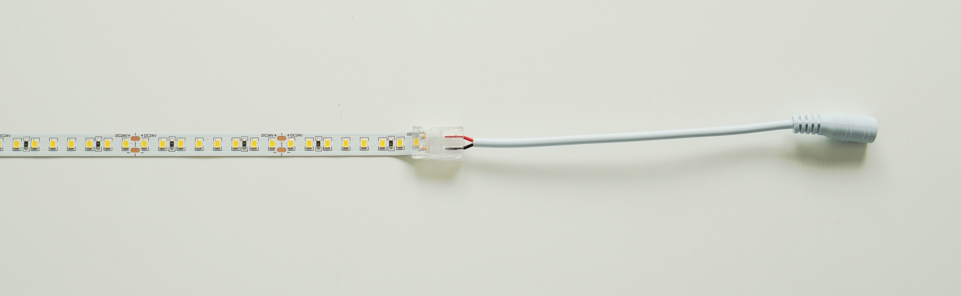Anschlussdiagramm von LED-Streifen über einen doppelseitigen Stecker mit Buchse